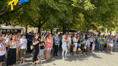 Mehrere hundert Ukrainer haben sich am Mittwoch in Stuttgart versammelt, um ihren Nationalfeiertag gemeinsam zu begehen - genau ein halbes Jahr nach Beginn des russischen Angriffskriegs. (Foto: SWR, Foto: Maxim Flößer)