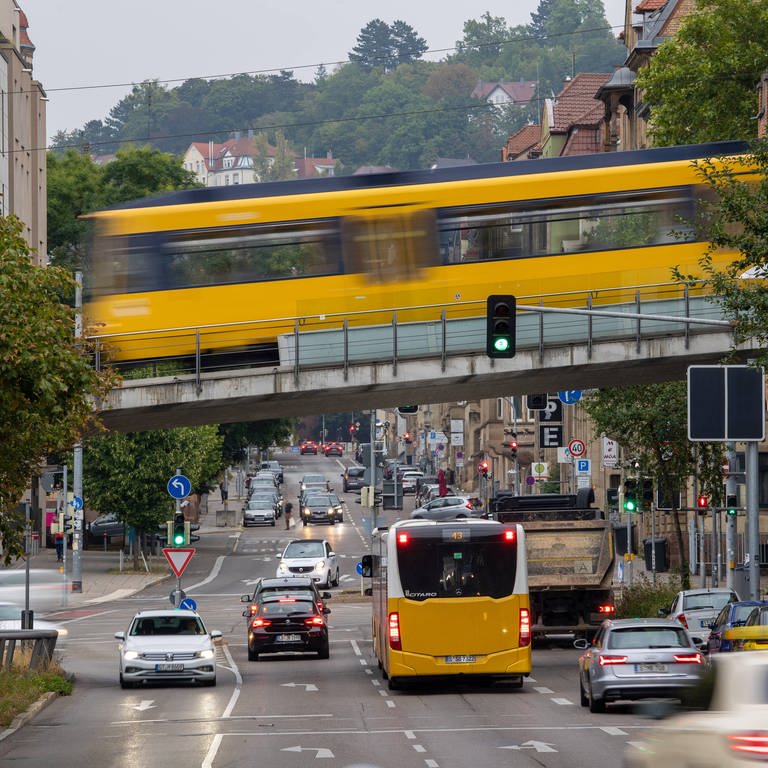 Marienplatz und Zahnradbahn in Stuttgart.  (Foto: IMAGO, IMAGO / Dirk Sattler)