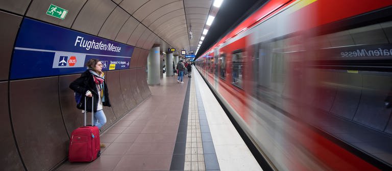 Die S-Bahn der Linie 2 verkehrt bislang nur über den Flughafen Stuttgart nach Filderstadt-Bernhausen. Nun soll die Trasse bis Neuhausen verlängert werden. (Foto: dpa Bildfunk, picture alliance/dpa | Marijan Murat)