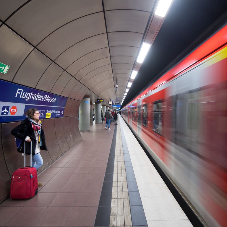 Die S-Bahn der Linie 2 verkehrt bislang nur über den Flughafen Stuttgart nach Filderstadt-Bernhausen. Nun soll die Trasse bis Neuhausen verlängert werden. (Foto: dpa Bildfunk, picture alliance/dpa | Marijan Murat)