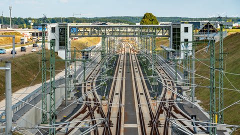 Noch sind die Gleise leer am neuen Bahnhof Merklingen (Foto: Jannik Walter I Bahnprojekt Stuttgart-Ulm)