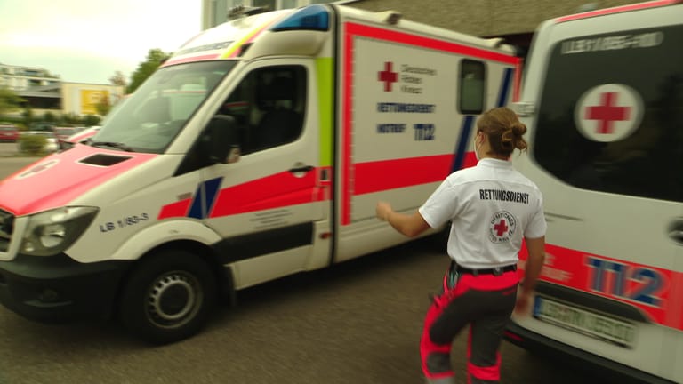 Personalnot im Rettungsdienst in BW: wenn es nicht anders gehen, springen auch Azubis ein. Hier läuft ein Sanitäter zum Rettungswagen. (Foto: SWR)