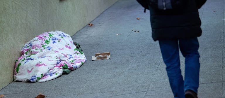 Obdachloser schläft auf einer Straße in Stuttgart. (Foto: dpa Bildfunk, Picture Alliance)