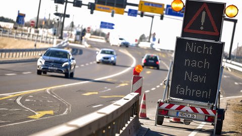 Anzeige an der Autobahn mit den Worten: nicht dem Navi folgen, sondern der Beschilderung (Foto: dpa Bildfunk, picture alliance/dpa | Nicolas Armer)