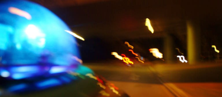 Streifenwagen bei einer naechtlichen Alarmfahrt mit Blaulicht. (Foto: dpa Bildfunk, picture alliance / imageBROKER | Jochen Tack)