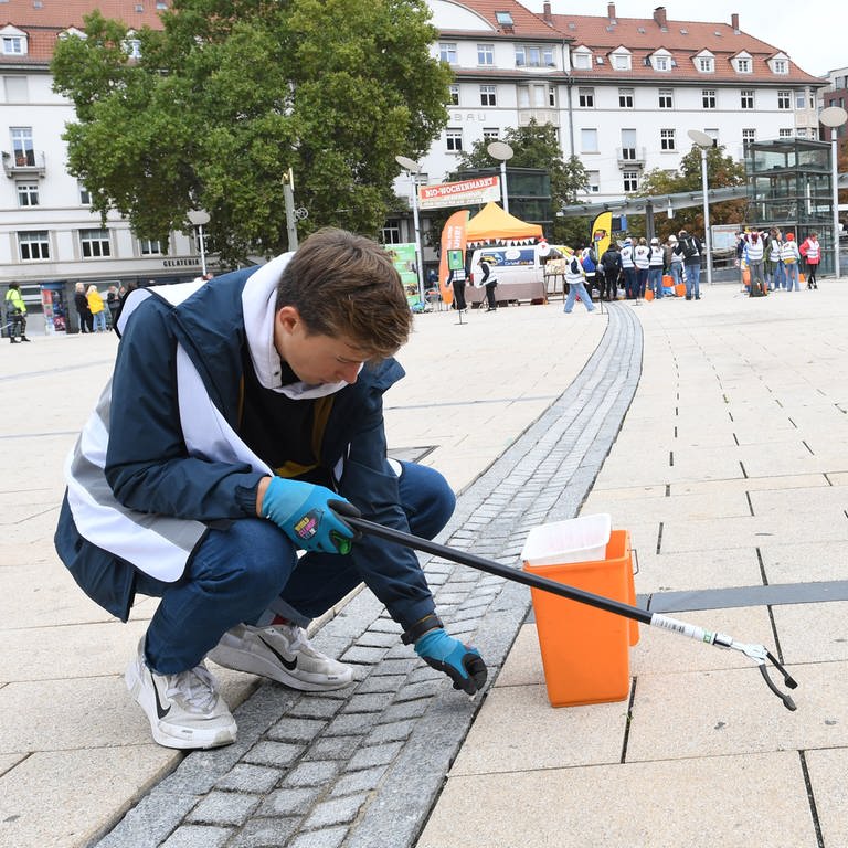 Freiwillige sammeln auf dem Stuttgarter Marienplatz im Rahmen des "World Cleanup Days" Müll. (Foto: dpa Bildfunk, Franziska Kraufmann)