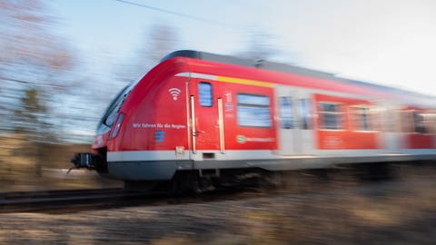 Eine S-Bahn in Stuttgart-Bad Cannstatt ist am Dienstag zu einer Notbremsung gezwungen worden, weil ein Jugendlicher auf den Gleisen lief. Zu sehen ist hier eine fahrende S-Bahn. (Foto: dpa Bildfunk, picture alliance/dpa | Tom Weller)