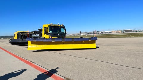 Am Flughafen Stuttgart wurden vollintegrierte autonome Fahrzeuge für die Eis- und Schneeräumung getestet (Foto: SWR)