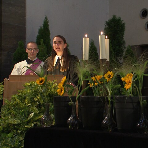 Pfarrerin Stephanie Hecke und der katholische DiakonThomas Leopold bei der Trauerfeier in der Aussegnungshalle des Waldfriedhofs in Stuttgart. (Foto: SWR)
