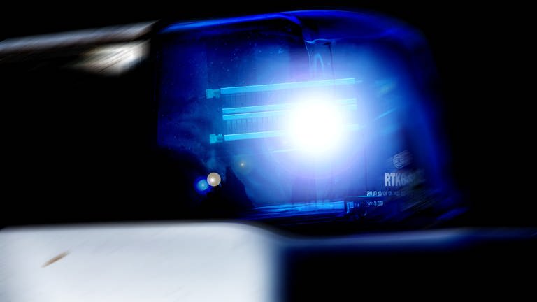 Ein Blaulicht an einem Streifenwagen der Polizei leuchtet. (Foto: dpa Bildfunk, Fotostand / K. Schmitt)