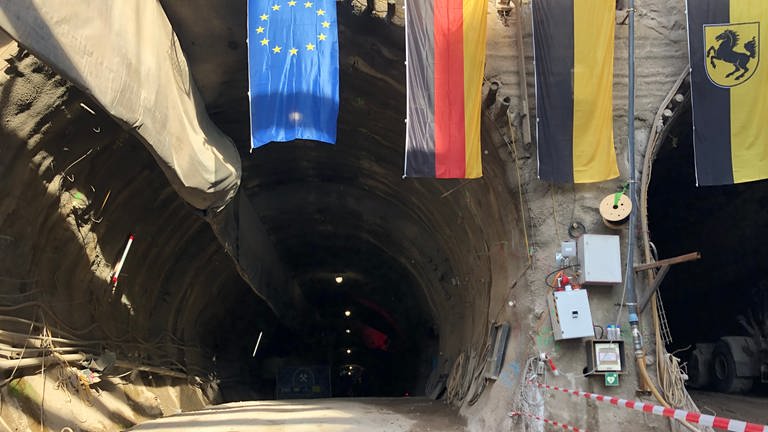 Die Deutsche Bahn hat für Stuttgart 21 sämtliche Tunnel im Talkessel der Landeshauptstadt gegraben. Hier am Tunnel in Stuttgart-Untertürkheim wird am Mittwoch gefeiert. (Foto: SWR, Nicole Freyler)