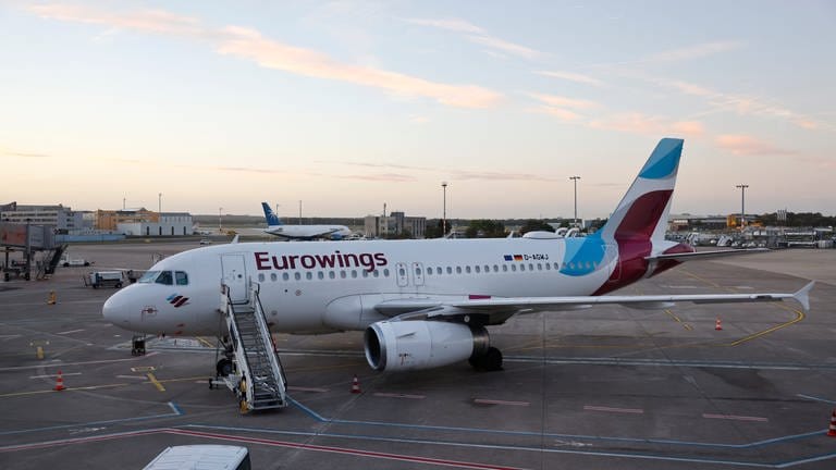 Sehr viele Eurowings-Maschinen bleiben beim Streik der Piloten am Boden. (Foto: dpa Bildfunk, picture alliance/dpa | Thomas Banneyer)
