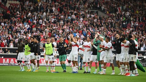 Da war noch alles friedlich: Die Spieler des VfB Stuttgart bedanken sich nach dem 4:1-Sieg gegen Bochum bei den Fans für ihre Unterstützung. (Foto: dpa Bildfunk, picture alliance/dpa | Marijan Murat)