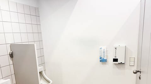 In den Herren-Toiletten im Stuttgarter Rathaus hängen jetzt ein Tampon-Automat und ein Hygienebehälter für Binden. (Foto: CDU-Fraktion Stuttgart, Presse)