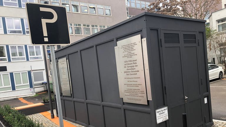 Auf einem Parkplatz im Stuttgarter Stadtteil Bad Cannstatt wird an eine Synagoge erinnert, die bis zur Reichsprogromnacht 1938 dort stand.  (Foto: SWR, Verena Neuhausen)