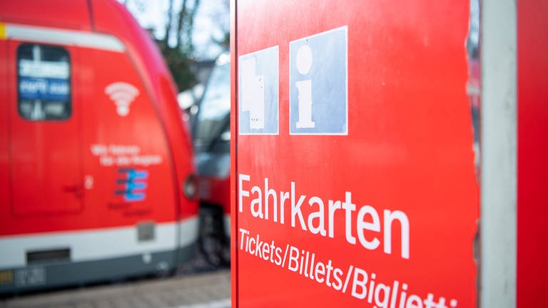 Bei einer Fahrkartenkontrolle in Stuttgart geht ein Fahrgast dem Kontrolleur an die Gurgel. (Foto: dpa Bildfunk, Picture Alliance)