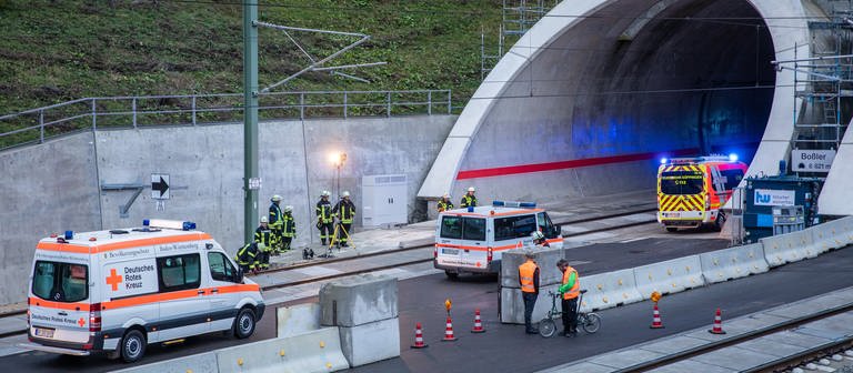Einsatzkräfte fahren bei einer großen Einsatzübung mit Rettungsfahrzeugen in den Boßler-Tunnel. Der Tunnel befindet sich auf der neuen Schnellbahntrasse Wendlingen-Ulm, die im Dezember 2022 in Betrieb genommen wird. (Foto: dpa Bildfunk, Picture Alliance)
