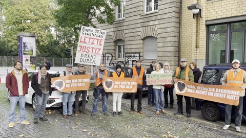 Unterstützer der zwei angeklagten Klimaaktivisten der Gruppe "Letzte Generation" protestierten vor Verhandlungsbeginn vor dem Amtsgericht in Stuttgart. (Foto: SWR, Joachim Auch)