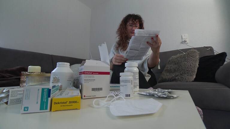 Long Covid-Patientin Suzana Niklaij aus Geislingen (Kreis Göppingen) muss viele Medikamente nehmen. (Foto: SWR, Martin Klein)