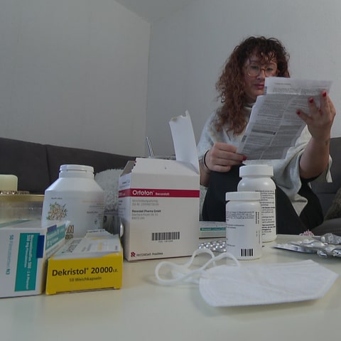 Long Covid-Patientin Suzana Niklaij aus Geislingen (Kreis Göppingen) muss viele Medikamente nehmen. (Foto: SWR, Martin Klein)