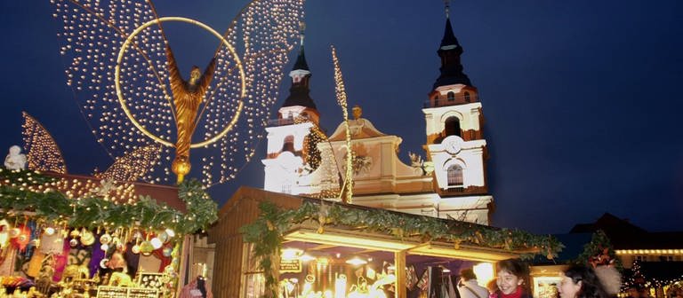 Buden auf dem Weihnachtsmarkt in Ludwigsburg mit der Barockkirche im Hintergrund (Foto: dpa Bildfunk, picture-alliance / dpa/dpaweb | Bernd_Weißbrod)