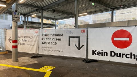 An einer Wand am Hauptbahnhof in Stuttgart hängen große Hinweisschilder mit Richtungspfeilen. Vor lauter Schilder ist es nicht ganz einfach, den Überblick zu behalten.  (Foto: SWR, Sandra Kolnik)