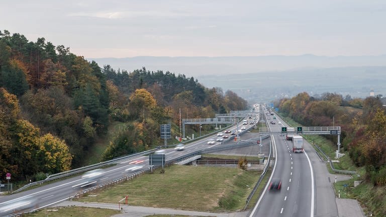 Autos fahren auf der Autobahn A81 bei Herrenberg. Auf der A81 bei Herrenberg (Kreis Böblingen) wird der Schönbuchtunnel nachts wegen Wartungsarbeiten gesperrt.  (Foto: dpa Bildfunk, picture alliance / Sebastian Gollnow/dpa | Sebastian Gollnow)