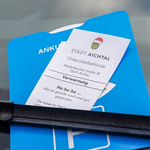 Wer zwischen dem 6. und dem 26. Dezember 2023 in Aichtal (Kreis Esslingen) beim Parken die Parkscheibe vergessen hat, bekommt keinen Strafzettel sondern Weihnachtsgrüße. (Foto: Pressestelle, Stadt Aichtal)