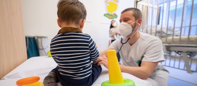 Ein Arzt untersucht in einer Kinderklinik ein Kind. Die Kliniken der Region Stuttgart sind derzeit voll mit Kindern mit dem RS-Virus - einer Atemwegserkrankung, die vor allem die Jüngsten stark trifft. (Foto: dpa Bildfunk, picture alliance/dpa | Sebastian Gollnow)