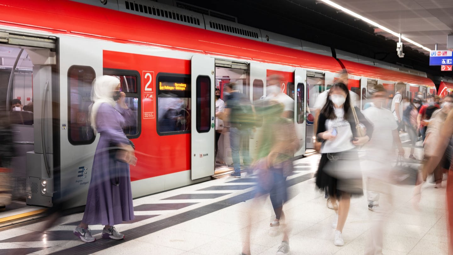 Fahrgäste steigen an einem S-Bahn-Gleis im Hauptbahnhof aus einer S-Bahn.