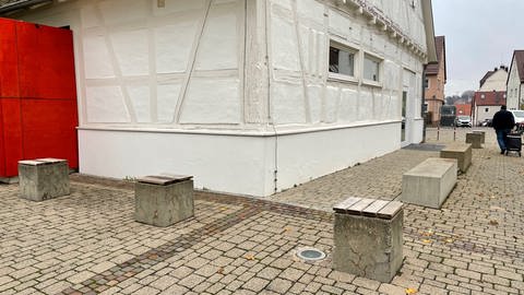 Auch so kann defensive Architektur aussehen, wie diese Betonquader in Stuttgart-Degerloch. (Foto: SWR)