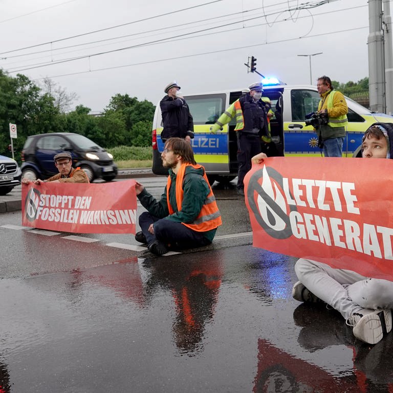 Klimaktivisten der "Letzen Generation" demonstrieren auf Straße in Stuttgart (Foto: dpa Bildfunk, Picture Alliance)