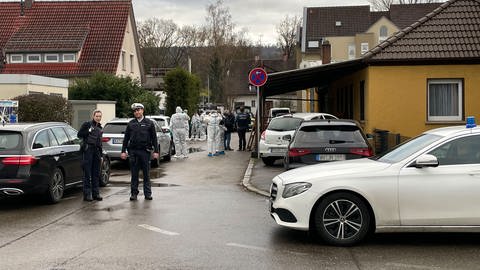Polizeibeamte am Tatort in Schorndorf. Dort wurden in einem Haus zwei Tote gefunden. (Foto: SWR)