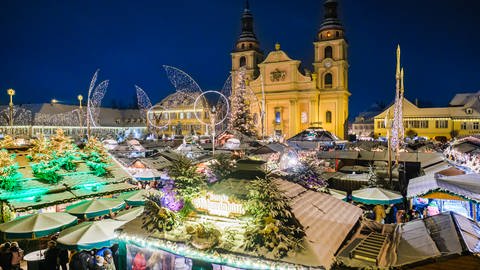 Schneebedeckte Buden des barocken Ludwigsburger Weihnachtsmarktes auf dem Marktplatz im Herzen der Stadt (Foto: Pressestelle, Tourismus &Events Ludwigsburg)