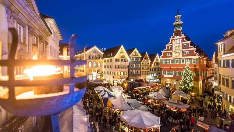 Blick auf den mittelalterlichen Weihnachtsmarkt vor dem Alten Rathaus von Esslingen am Neckar (Foto: Pressestelle, Esslingen Marketing)
