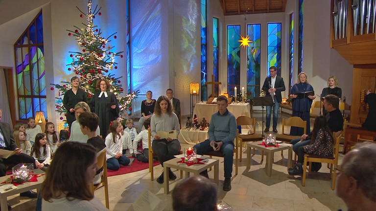 Beginn der evangelischen Christvesper in Stuttgart-Möhringen am 23. Dezember 2022 (Foto: SWR)
