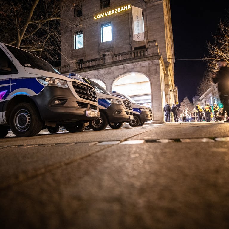 Einsatzwagen der Polizei stehen auf dem Stuttgarter Schlossplatz. (Foto: dpa Bildfunk, picture alliance/dpa | Christoph Schmidt)