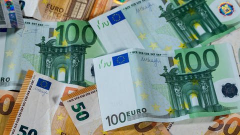 Euro-Geldscheine mit unterschiedlichen Werten liegen aufeinander. (Foto: dpa Bildfunk, picture alliance/dpa/dpa-Zentralbild | Jens Büttner)