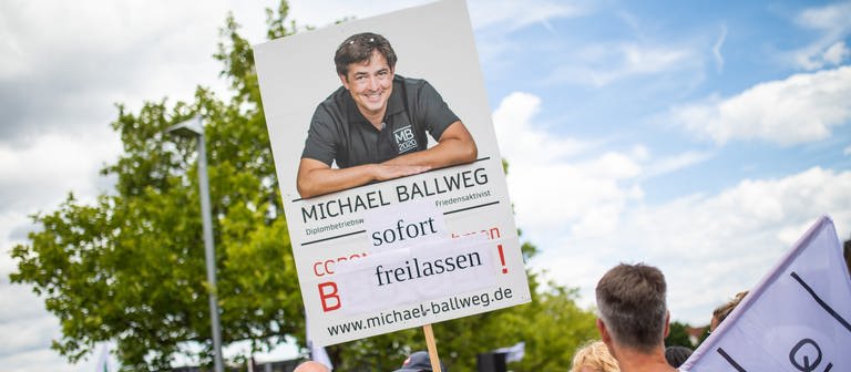 "Michael Ballweg sofort freilassen!" steht auf dem Schild eines Teilnehmers einer "Querdenken"-Demonstration für den inhaftierten Gründer Ballweg. (Foto: dpa Bildfunk, picture alliance/dpa | Christoph Schmidt)