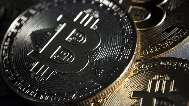 Bitcoin-Münzen (Token) liegen auf einem Tisch. (Foto: dpa Bildfunk, picture alliance/dpa/dpa-Zentralbild | Fernando Gutierrez-Juarez (Symbolbild))