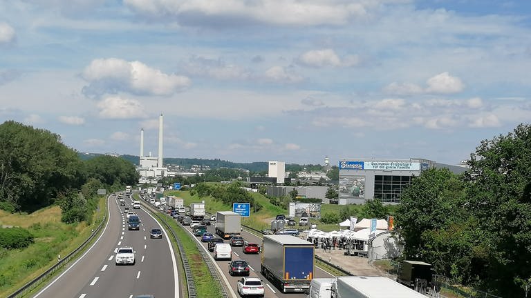 Blick von oben auf eine vielbefahrene, vierspurige Autobahn (Foto: Andreas Rosar Fotoagentur Stuttgart)