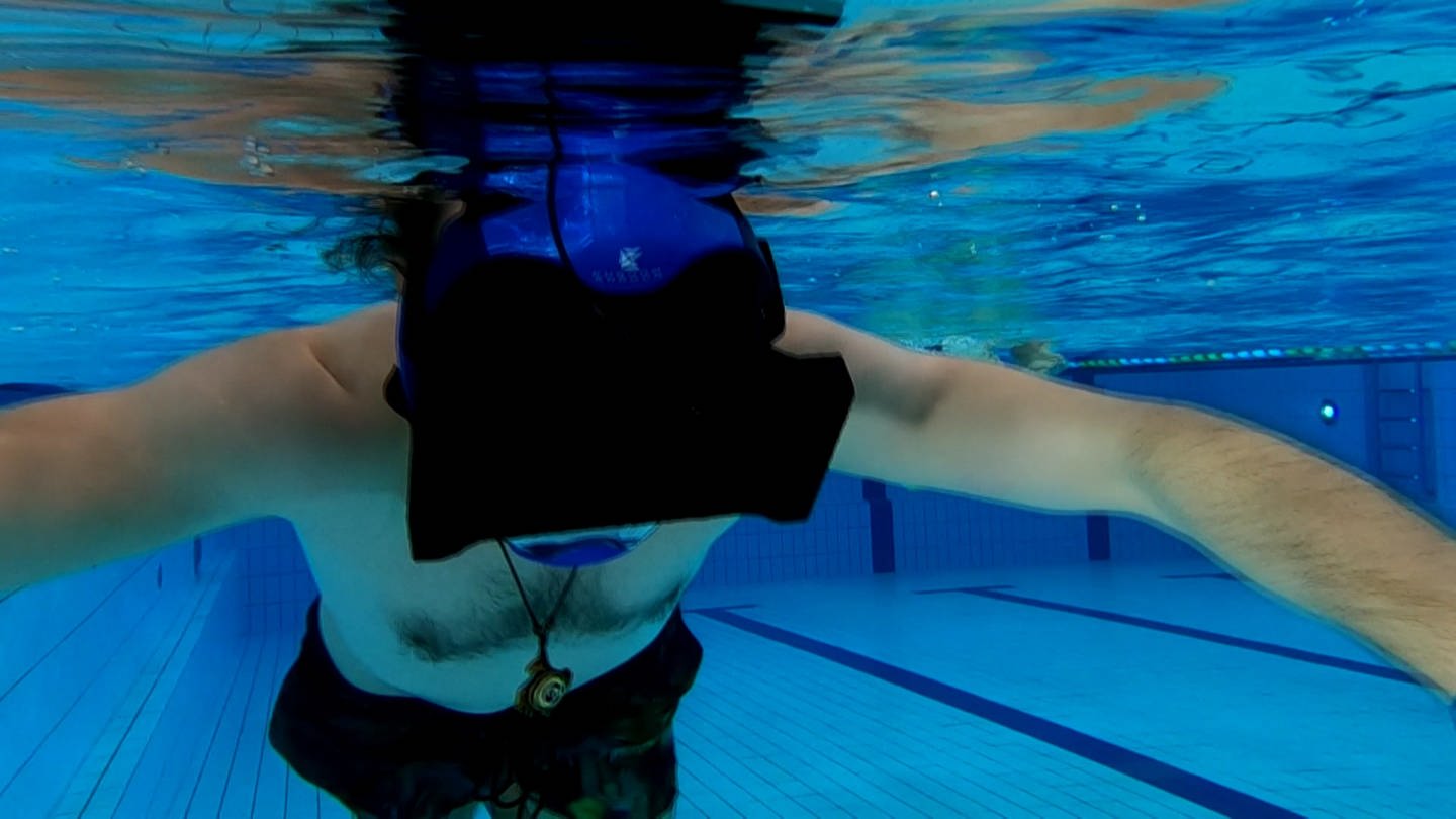 Frei schwimmen und dabei per Virtual Reality in Unterwasserwelten abtauchen ist im Fildorado möglich. (Foto: SWR)