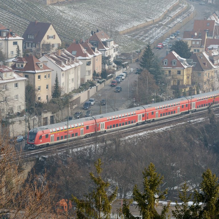 Ein Doppelstockzug fährt in Stuttgart über die Gäubahntrasse. Züge der S-Bahn werden dort 2023 während der Stammstreckensperrung nicht verkehren könne wegen des Radverschleißes.   (Foto: dpa Bildfunk, picture alliance/dpa | Franziska Kraufmann)