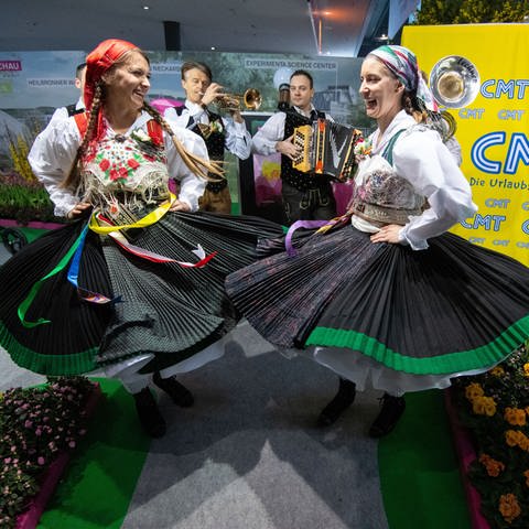 Sogenannte "Laderinnen" des Vereins "Bauerngman Villach" aus Österreich tanzen bei einem Fototermin am Vortag der Eröffnung der Reisemesse CMT in den Hallen der Messe Stuttgart. (Foto: dpa Bildfunk, picture alliance/dpa | Marijan Murat)