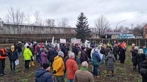 In Korntal-Münchingen demonstrierten nach Angaben der Veranstalter zirka 140 Menschenn für den Erhalt von wertvollem Ackerland und damit gegen ein geplantes Gewerbegebiet. (Foto: SWR, Andrea Porr)