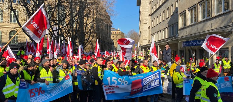 Rund 4.000 Post-Beschäftigte haben nach Angaben der Gewerkschaft ver.di am Dienstag in Stuttgart für 15 Prozent mehr Lohn demonstriert. (Foto: SWR, Foto: Sandra Kolnik)