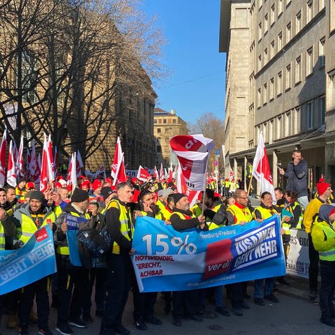 Rund 4.000 Post-Beschäftigte haben nach Angaben der Gewerkschaft ver.di am Dienstag in Stuttgart für 15 Prozent mehr Lohn demonstriert. (Foto: SWR, Foto: Sandra Kolnik)
