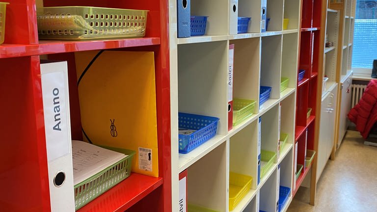Fächer für Ordner und Bücher an einer Schule in Weil der Stadt. (Foto: SWR)