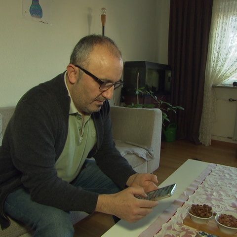 Mesut Hos aus Stuttgart-Botnang hat Verwandte im Erdbebengebiet an der türkisch-syrischen Grenze, die er nach Deutschland holen möchte.  (Foto: SWR)