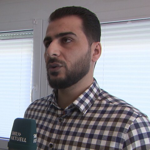 Der Syrer Omer Albakour hat nahe Verwandte in Syrien verloren. Gegenüber dem SWR erklärt er, warum er seiner Familie von Stuttgart aus kaum helfen kann. (Foto: SWR)
